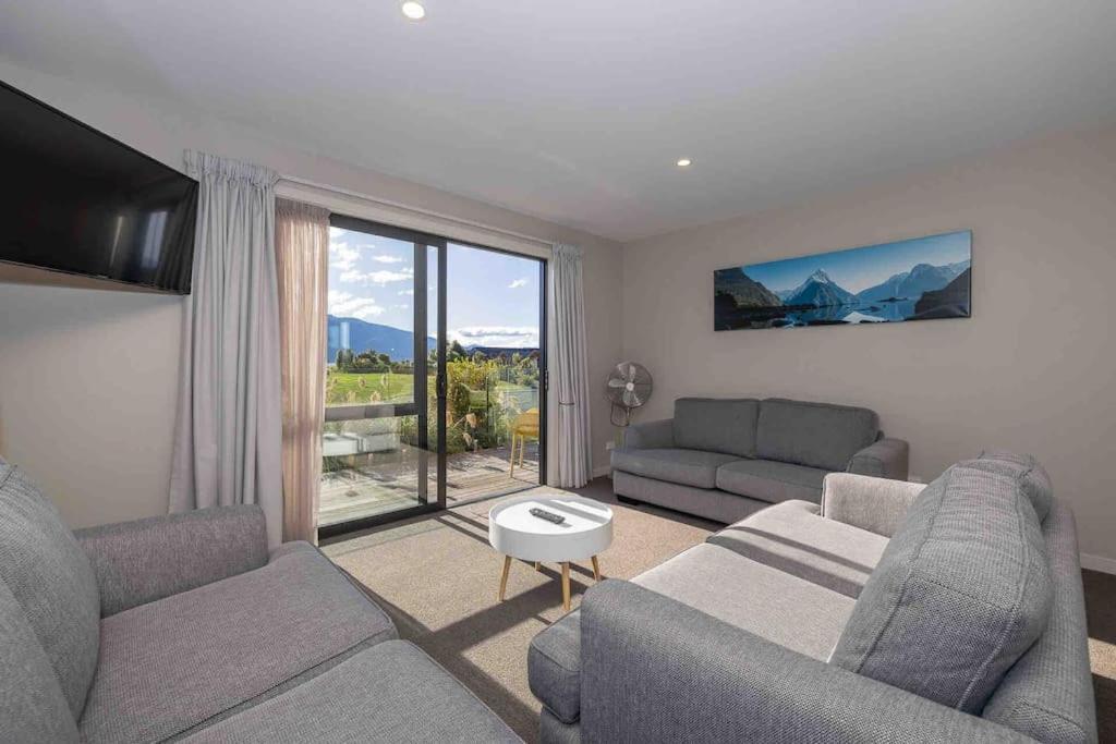 Great Views From New 2 Bedroom Apartment Te Anau Eksteriør billede